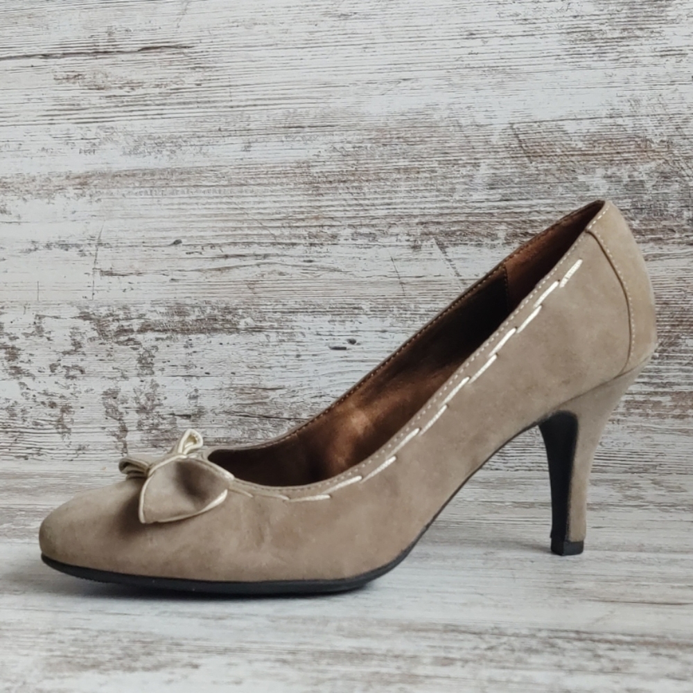 🟪Like New Naturalizer Suede Leather Heel